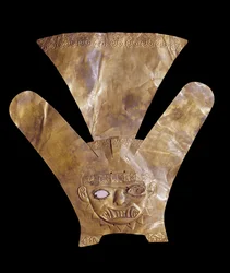 Hoofdornament dat een gevederde katachtige godheid voorstelt, Mochica stijl